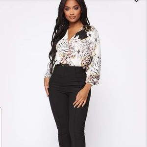 Fashion nova bodysuit. Color- Black/Mauve